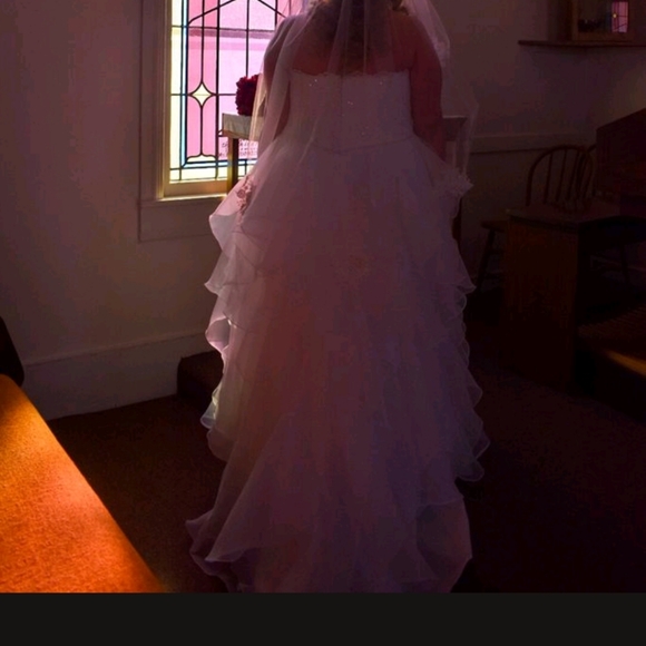 Wedding dress with also the matching Vail - Picture 2 of 5